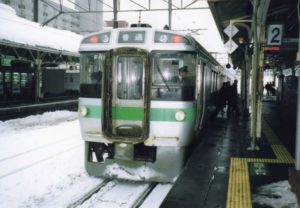 ＪＲ北海道の列車が雪の中、札幌駅に入線して停まっている様子