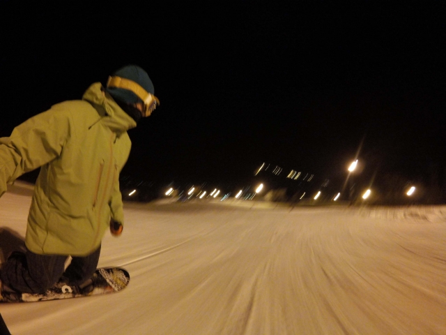 北海道札幌市のスキー場ゲレンデでナイターのスノボを滑っている様子