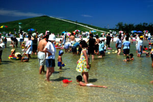 北海道札幌市のモエレ沼公園で水遊びをする家族の写真