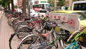 北海道札幌市の札幌駅付近で駐輪禁止エリアにたくさん停められている自転車の写真